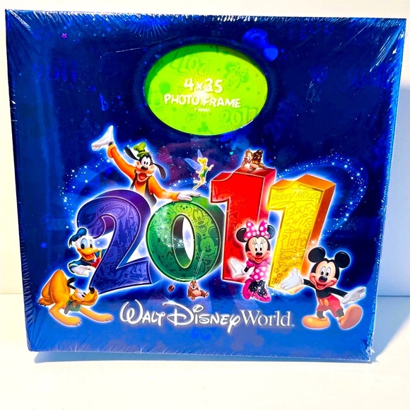 Walt Disney World 2011 Photo Album with 4"x3.5" Photo Frame Mickey Minnie Goofy - Picture 1 of 12